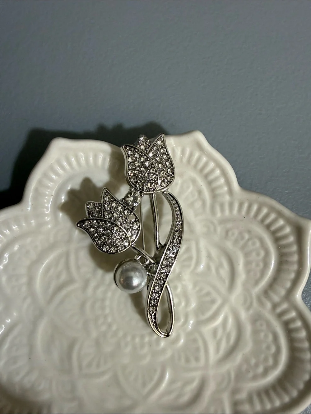 silver-toned tulip brooch rhinestones white imitation pearl Women’s accessories